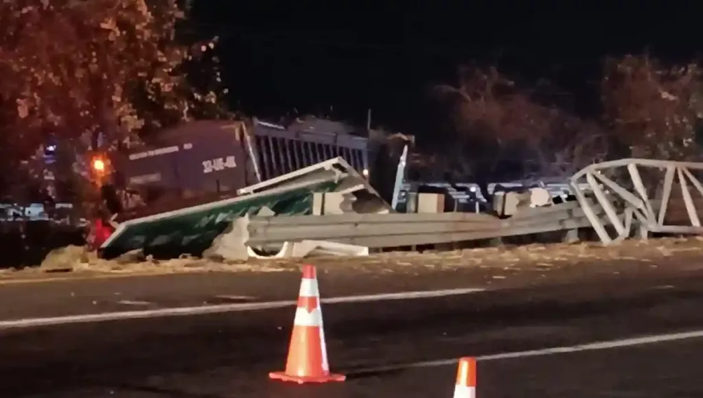 Debido a que la estructura y la unidad obstruyen el paso, la circulación se mantiene reducida a un solo carril, lo que ha generado filas kilométricas y un intenso tráfico en la zona.