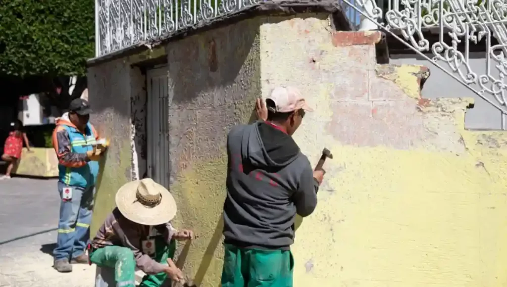 En avenida Tota Carbajal se llevan a cabo obras para rehabilitar la vialidad con una inversión de más de 10 millones 500 mil pesos.