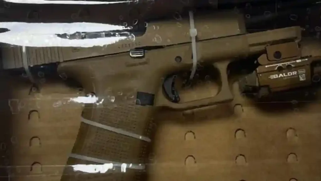 Al realizar una inspección preventiva, a los tripulantes se les localizó un arma de fuego