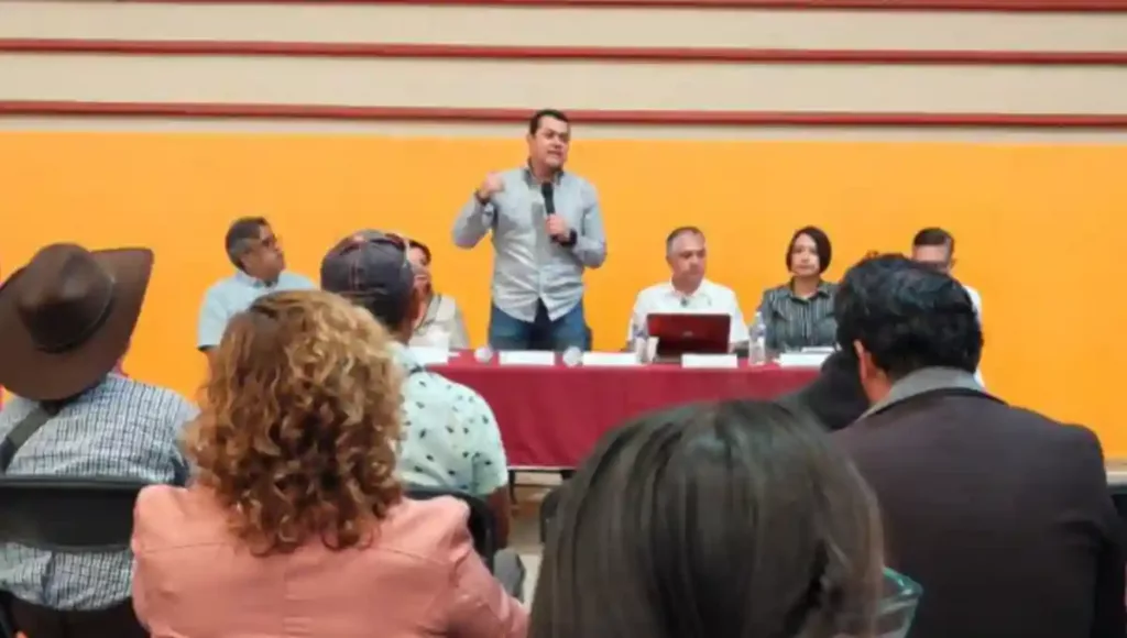 El alcalde escobedense reconoció la relevancia de generar espacios de análisis que permitan construir propuestas sólidas en beneficio del magisterio.