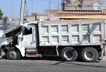 Camión tipo tortón pierde el control al quedarse sin frenos e impacta varios vehículos
