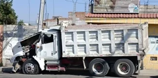 Camión tipo tortón pierde el control al quedarse sin frenos e impacta varios vehículos