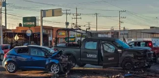 Fuerte choque entre una camioneta del Ejército y un particular deja dos lesionados