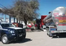 Aseguran tractocamión con 30 mil litros de hidrocarburo en Loma Linda; hay un detenido