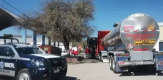 Aseguran tractocamión con 30 mil litros de hidrocarburo en Loma Linda; hay un detenido