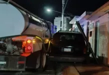 Conductor de pipa supuestamente alcoholizado causa destrozos