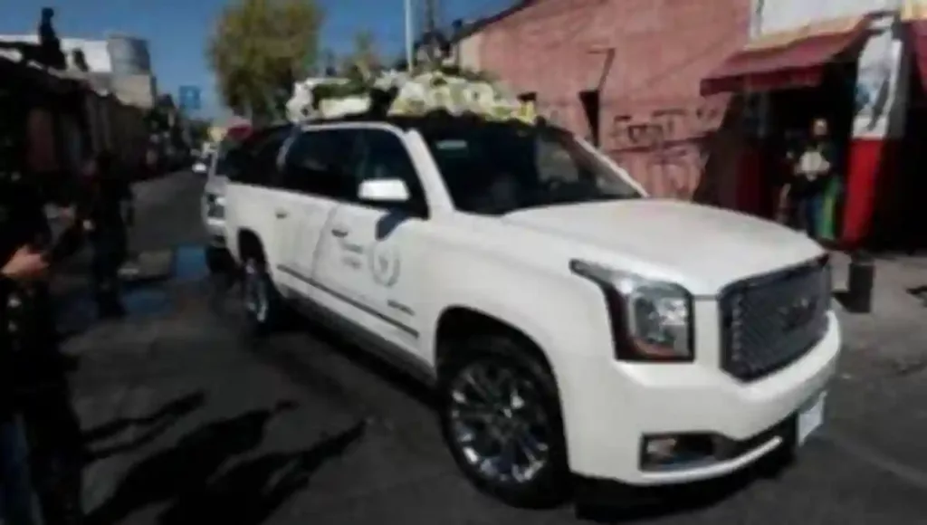 El operativo incluyó el bloqueo estratégico de vialidades para agilizar el paso de la carroza que transportaba un féretro de metal dorado.