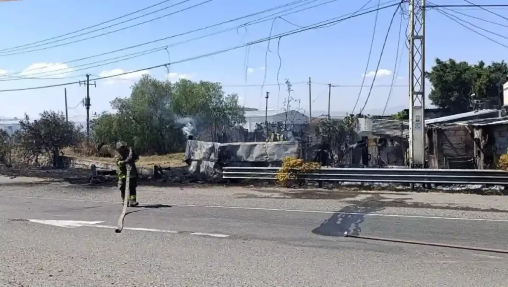 El siniestro, presuntamente se originó tras una quema de pastizal que alcanzó un depósito de llantas usadas.