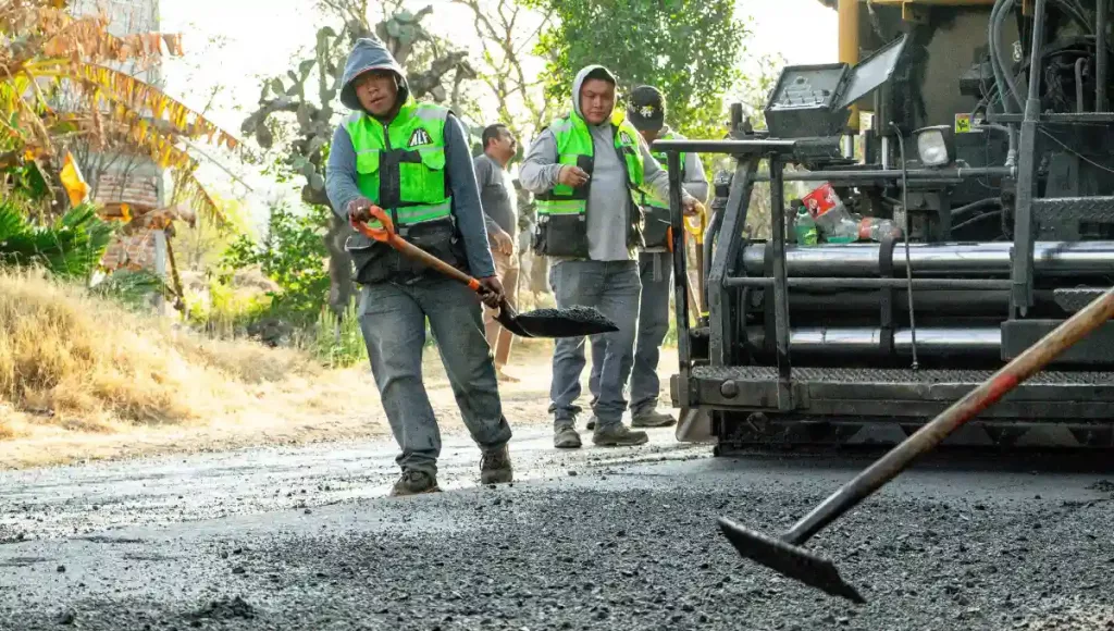 Arranca asfaltado de la calle Vicente Guerrero en San Cirilo; acción que mejora la movilidad y reduce tiempos de traslado