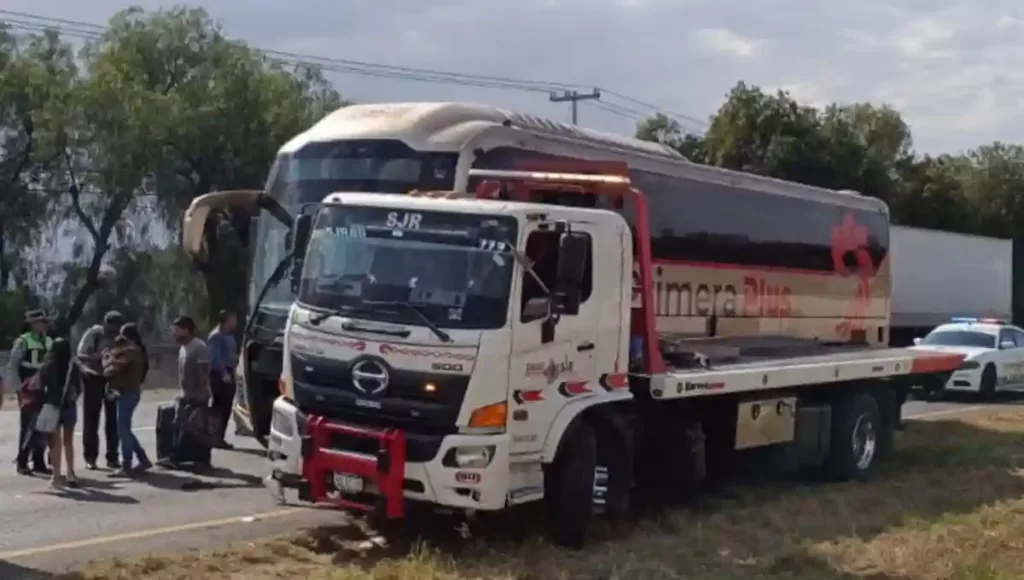 Caos vial en la autopista 57 tras carambola entre autobús y camiones de carga.