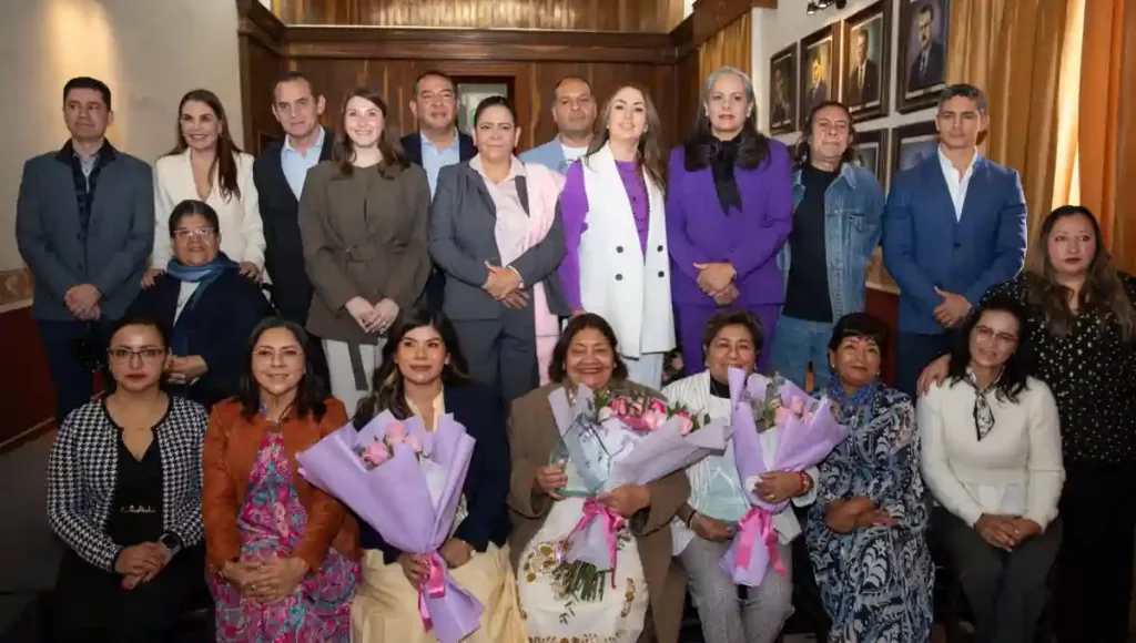 El reconocimiento fue entregado por el presidente municipal de San Juan del Río, Roberto Cabrera Valencia, en sesión ordinaria de Cabildo, donde resaltó el trabajo de las mujeres a favor de la sociedad.