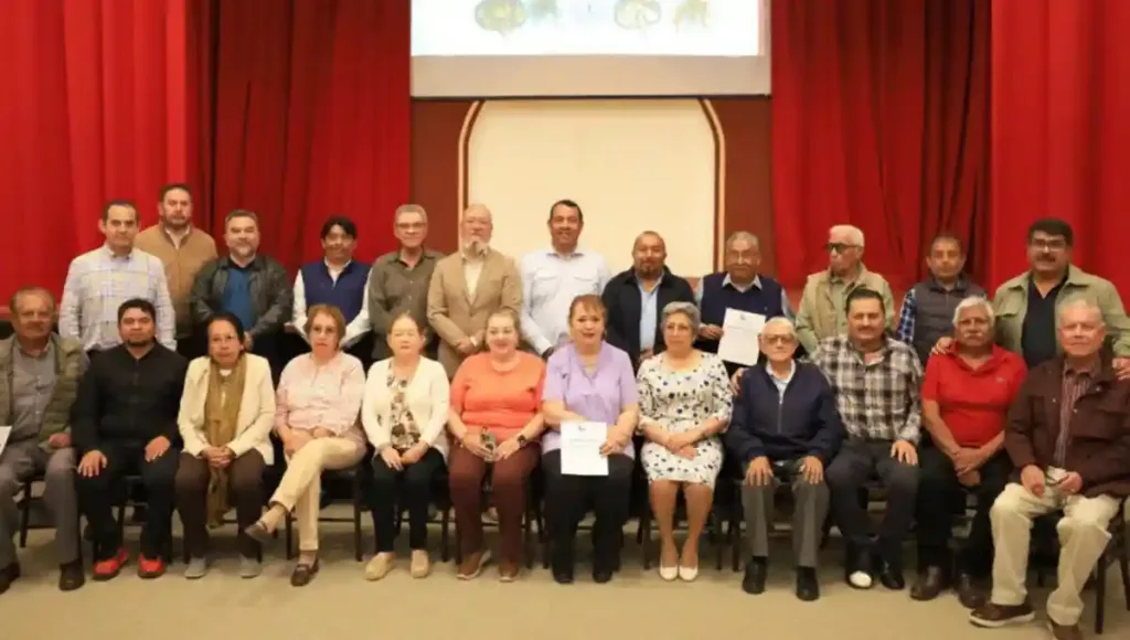 El alcalde Roberto Cabrera Valencia, entregó testimonios de gratitud a las y los cronistas por su importante labor como fedatarios de los hechos de la historia.