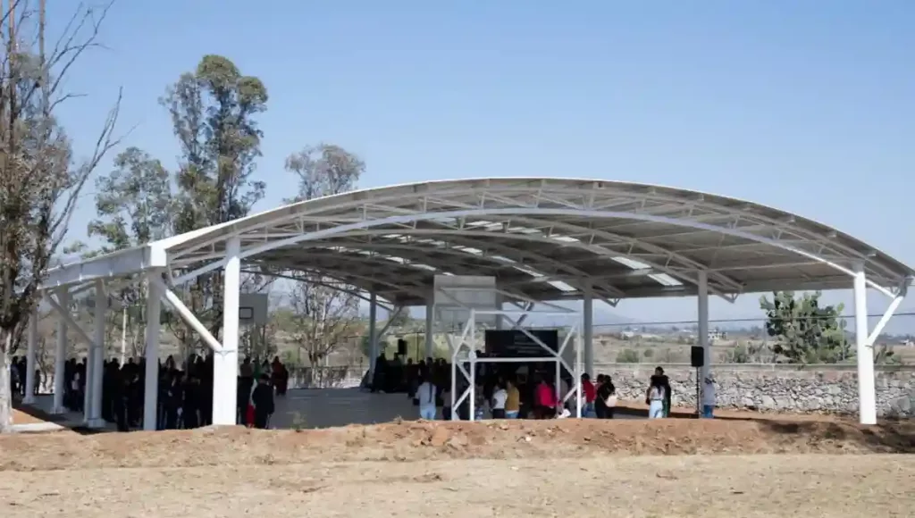 El alcalde sanjuanense, entregó los módulos de baños, techumbre y cancha en la telesecundaria Emeterio González, en Perales, con una inversión de 4.2 mdp.