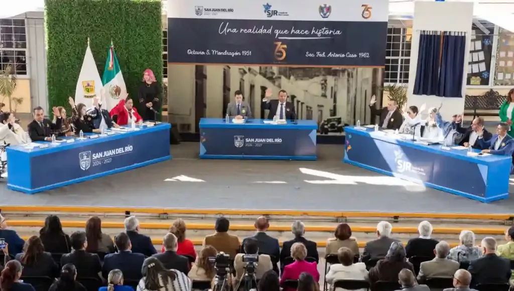 El presidente municipal Roberto Cabrera Valencia, entregó reconocimientos a la ESGAC, docentes, exalumnos, galardones especiales y póstumos en sesión de Cabildo, realizada en la institución educativa.