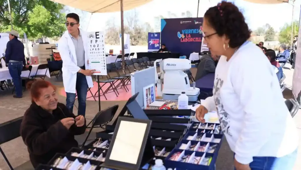 Las dependencias de la Administración Municipal, brindaron más de 100 atenciones en mesas de trabajo y llevaron a cabo labores de deshierbe, limpieza, pintura, colocación de señalética y se realizó una campaña de salud visual.
