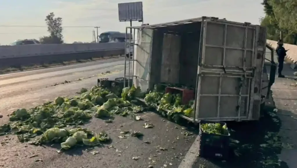 De acuerdo con los primeros reportes, el vehículo de carga perdió el control, quedando volcado sobre la cinta asfáltica.