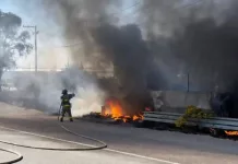 Cuerpos de emergencia sofocan incendio en vulcanizadora de la Carretera 57