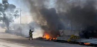 Cuerpos de emergencia sofocan incendio en vulcanizadora de la Carretera 57