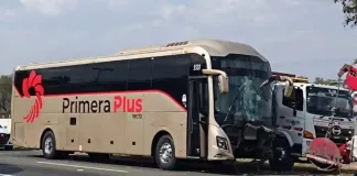 Carambola en la 57: Autobús se estrella contra tráiler; hay tres lesionados