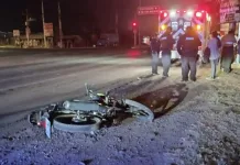 Motociclista hospitalizado tras chocar contra auto en la carretera 120
