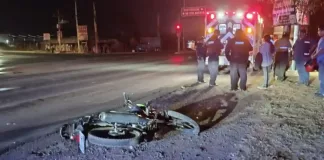 Motociclista hospitalizado tras chocar contra auto en la carretera 120