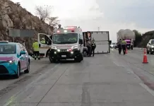 Caos vial en la carretera federal 57: Doble accidente deja solo un carril abierto