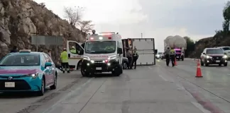 Caos vial en la carretera federal 57: Doble accidente deja solo un carril abierto
