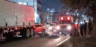 Tragedia en Paseo Central; muere motociclista tras impactarse contra tráiler