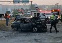 Vehículo termina calcinado tras fuerte accidente en la 57; no se reportan lesionados