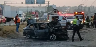 Vehículo termina calcinado tras fuerte accidente en la 57; no se reportan lesionados