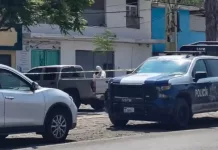 Fallece al interior de una camioneta al ser agredido físicamente