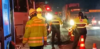 Prensado tras brutal choque en la 57; transporte de personal se estrella contra tortón