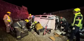 Cuatro lesionados tras volcar en rampa de frenado en la 57; culpan a falla en navegación de Google Maps
