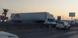 Bloqueo total en la 57 por percance de tractocamión en El Marqués