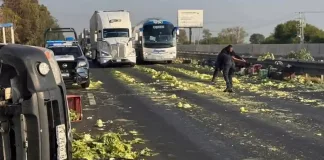 Volcadura de camioneta de carga afecta la circulación en la México-Querétaro