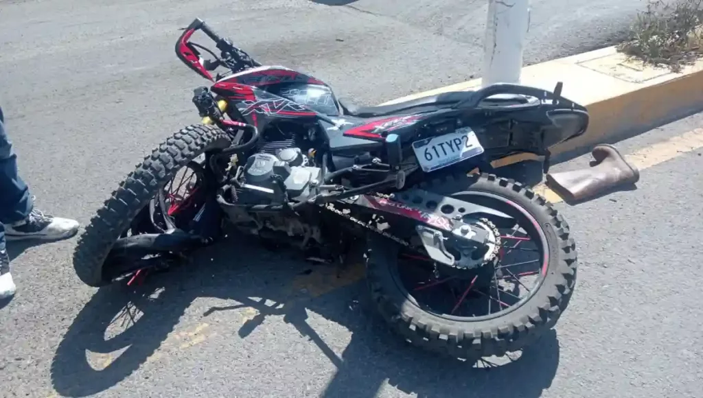 Debido a la velocidad y la fuerza del impacto, el conductor salió proyectado y quedó tendido sobre la carpeta asfáltica.