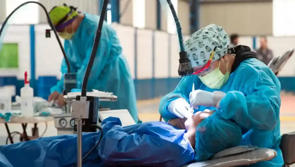 En la jornada se brindan servicios de limpieza dental, aplicación de flúor y selladores a niñas y niños, eliminación de caries, resinas y restauraciones, extracciones dentales y pláticas de higiene bucal.