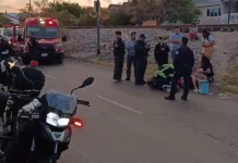 Motociclista pierde el control y se lleva a una mujer que cruzaba la vialidad