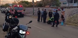 Motociclista pierde el control y se lleva a una mujer que cruzaba la vialidad