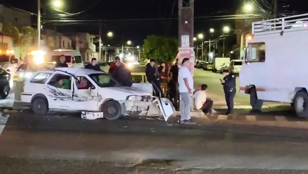 Debido a la magnitud del impacto, al menos una persona resultó con lesiones de consideración.