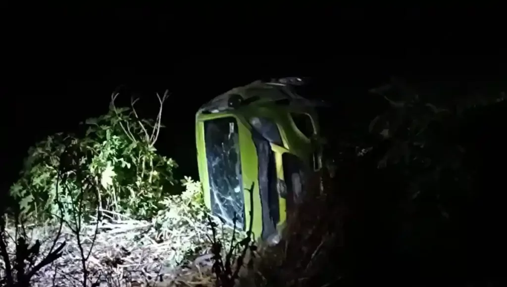 El conductor de un vehículo particular perdió el control de su unidad y terminó cayendo al interior de un canal de aguas.