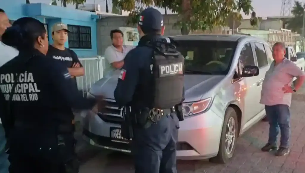 La patrulla realizaba una maniobra de vuelta cuando el conductor perdió el control y golpeó la unidad estacionada.