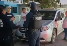 Oficial de policía intenta huir tras chocar vehículo estacionado en Loma Alta
