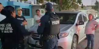 Oficial de policía intenta huir tras chocar vehículo estacionado en Loma Alta