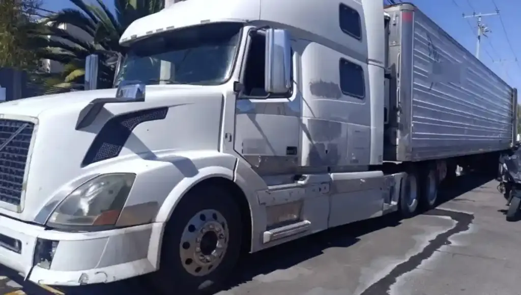 En el lugar fueron detenidos el conductor del tractocamión y dos personas más que se encontraban en la unidad