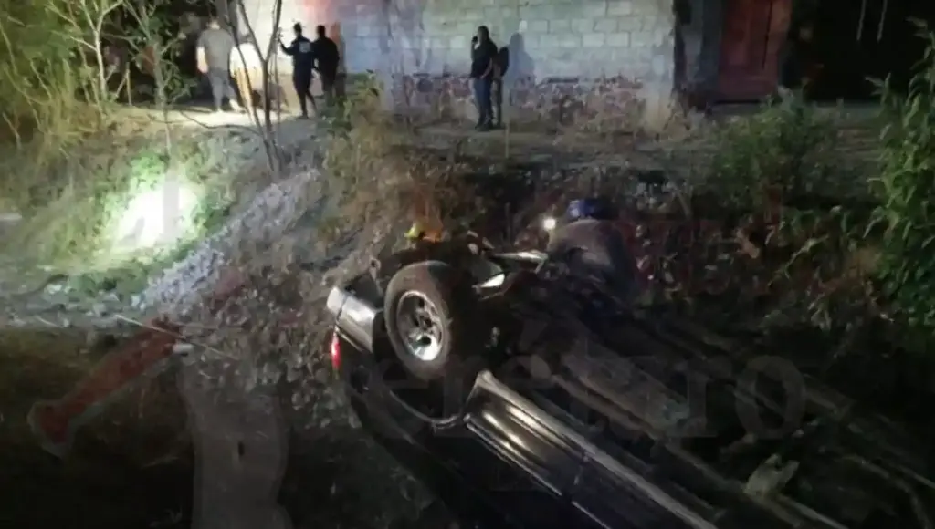 El reporte al número de emergencias alertó sobre un masculino atrapado al interior de la cabina. 