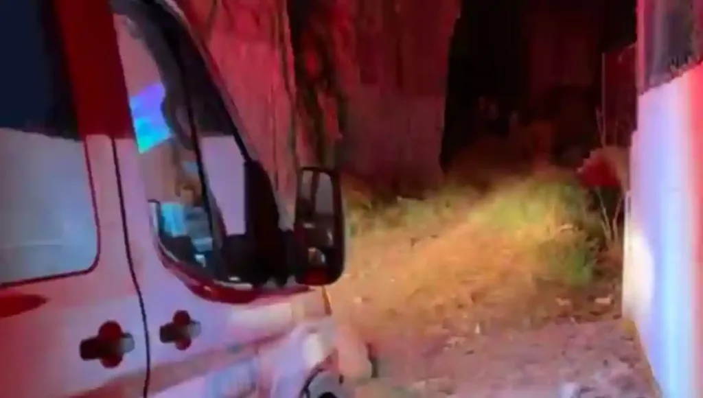 La mujer se encontraba en el lugar acompañada por otra persona cuando, de manera accidental, perdió el equilibrio y se precipitó al fondo.