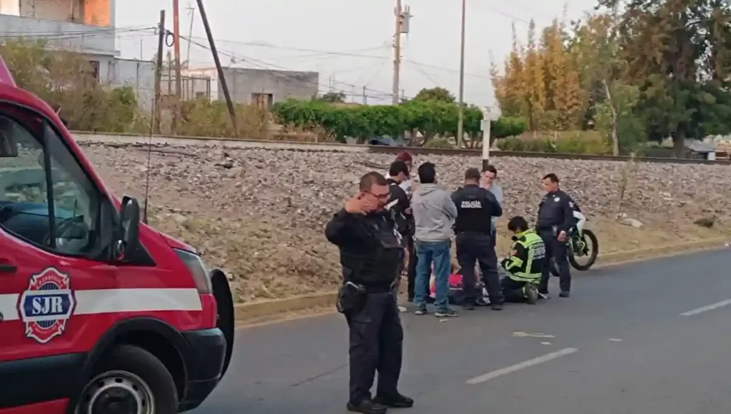 De acuerdo con los primeros reportes, el conductor perdió el control de su unidad y cayó sobre la carpeta asfáltica.
