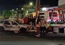 Ignora el alto y se impacta contra grúa en San Juan del Río