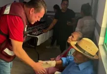 Edgar Inzunza acerca servicios de salud y apoyos sociales a familias de Vistha